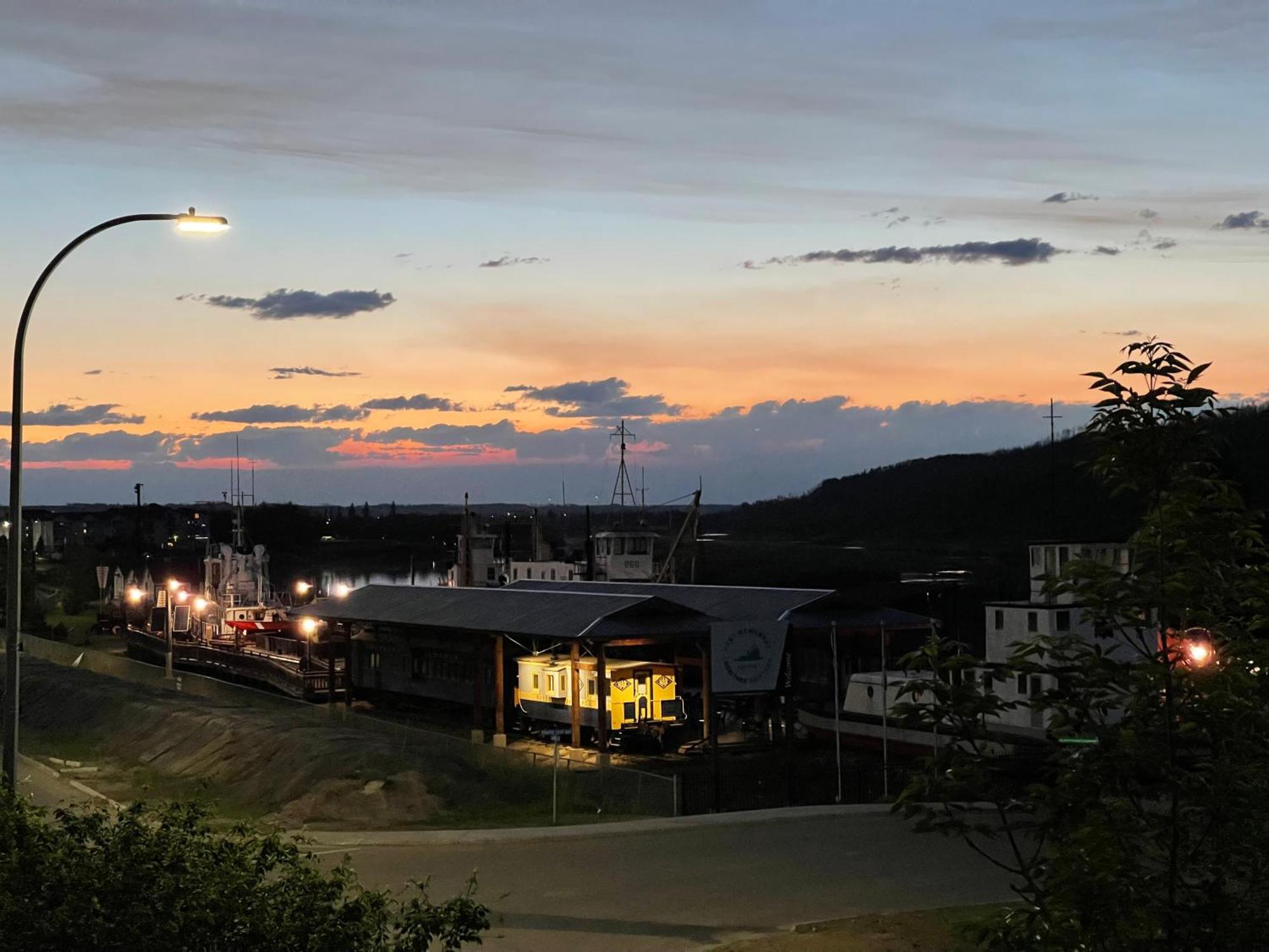 Top Floor Riverfront Condo With Stellar Sunsets! Fort Mcmurray Kültér fotó