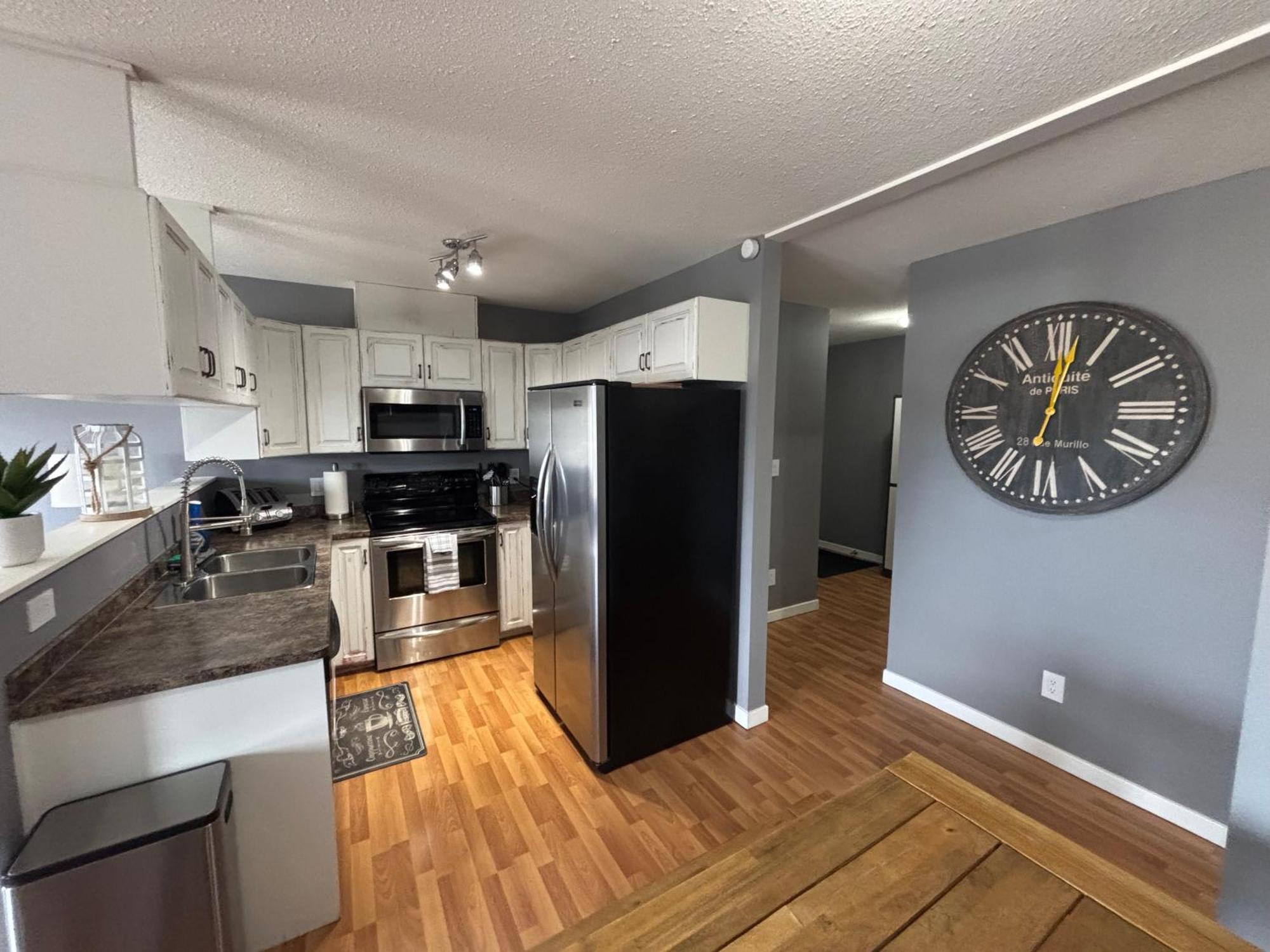Top Floor Riverfront Condo With Stellar Sunsets! Fort Mcmurray Kültér fotó